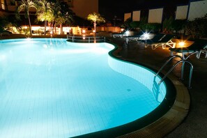 สระว่ายน้ำกลางแจ้ง, ร่มริมสระว่ายน้ำ, เก้าอี้อาบแดดริมสระ