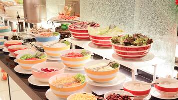 Petit déjeuner buffet (300 THB par personne)