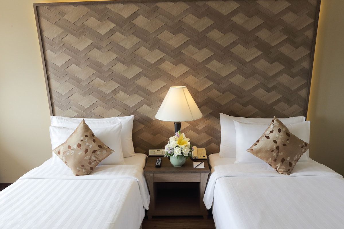 Deluxe Premier Double or Twin Room | Pillow-top beds, minibar, in-room safe, desk