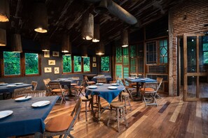 2 restaurants; lunch, dinner, and brunch served
