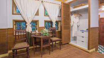 Deluxe-Doppel- oder -Zweibettzimmer | 1 Schlafzimmer, individuell eingerichtet, laptopgeeigneter Arbeitsplatz