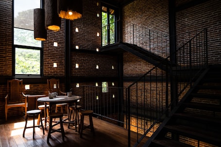 2 restaurants, lunch served