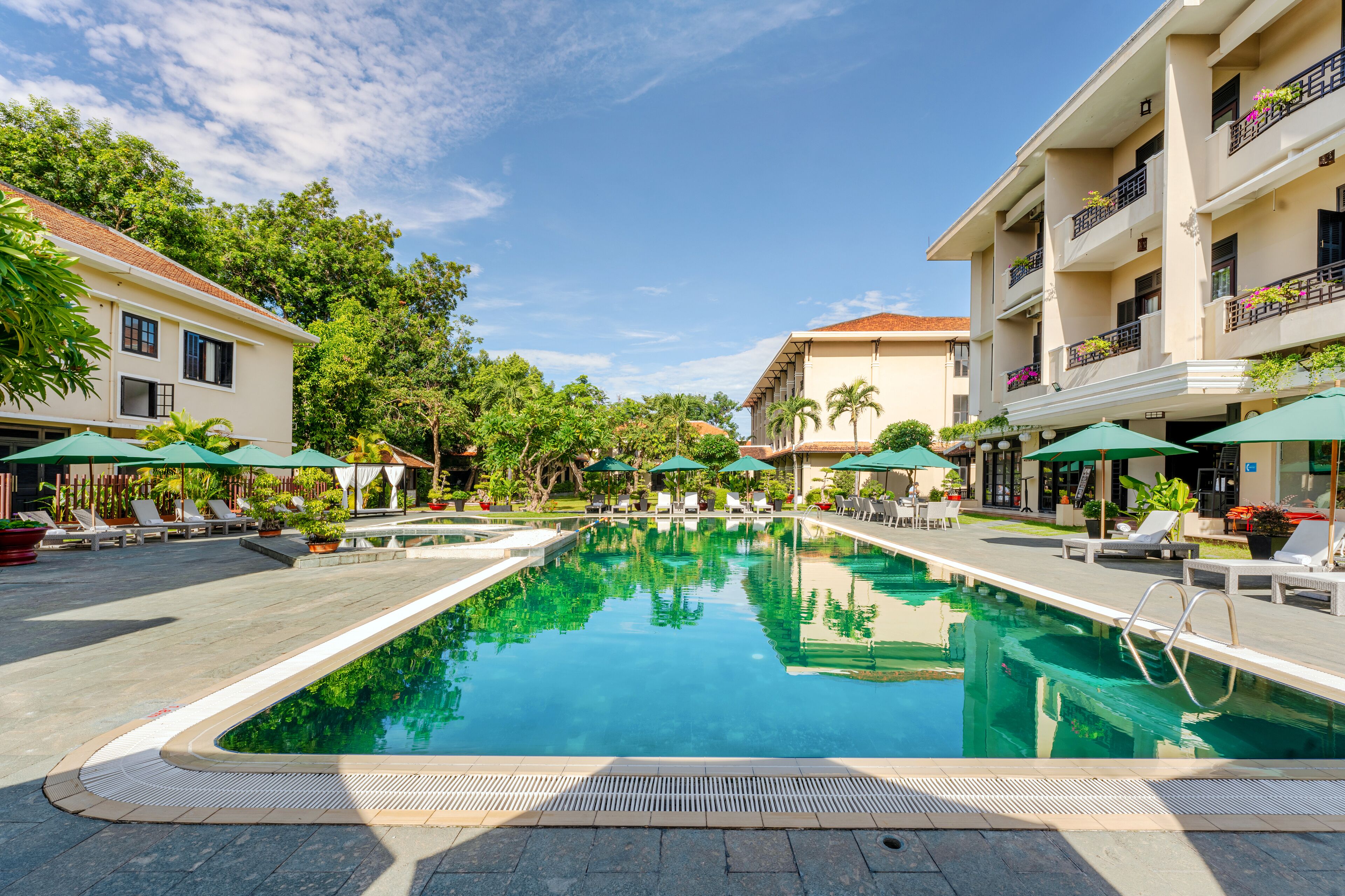 Piscine extérieure, parasols de plage, chaises longues