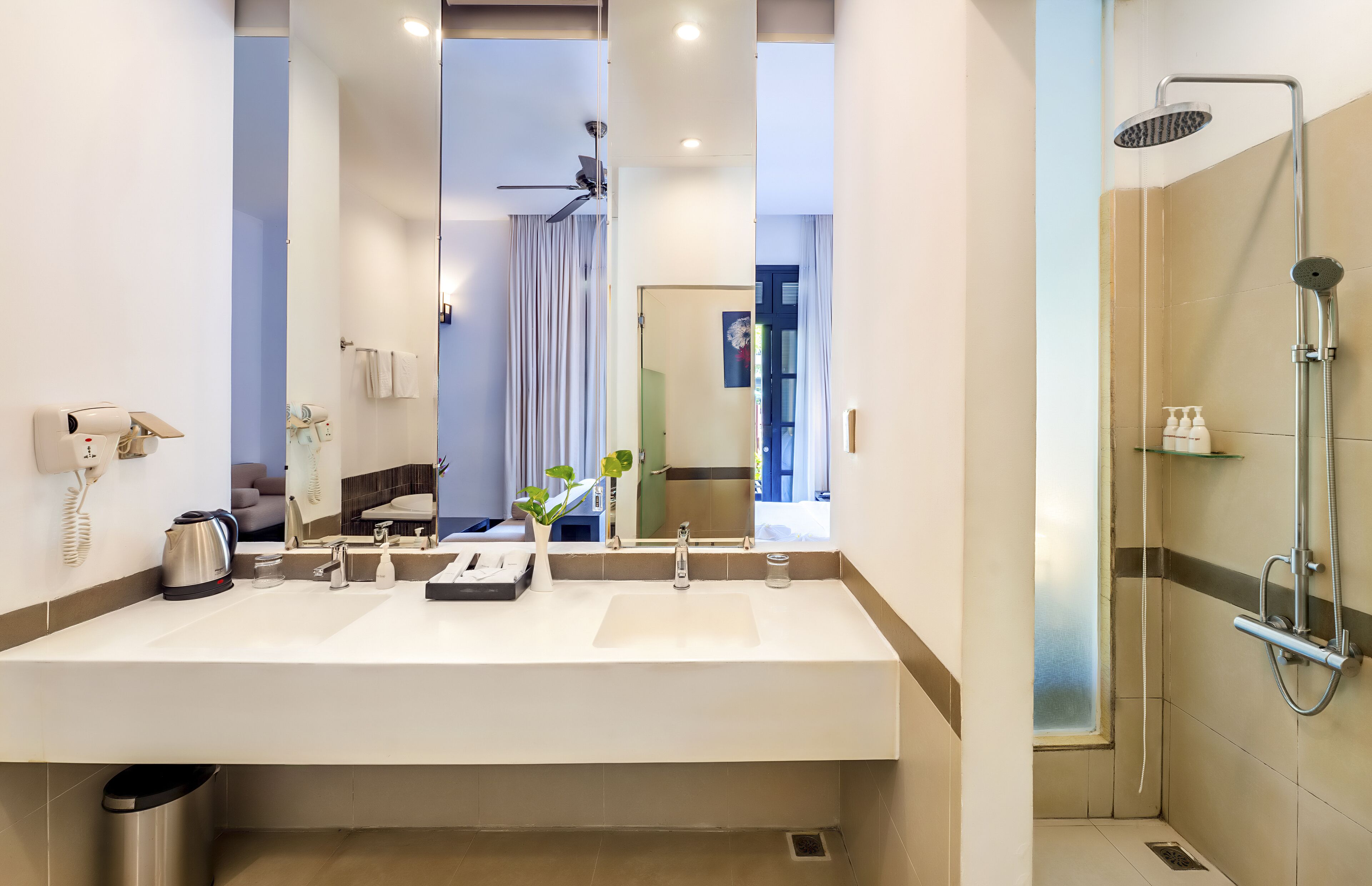 junior suite, garden view, ground floor | bathroom | hair dryer, bathrobes, slippers, towels