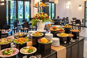 Breakfast buffet - Hoi An Historic Hotel (Da Nang)