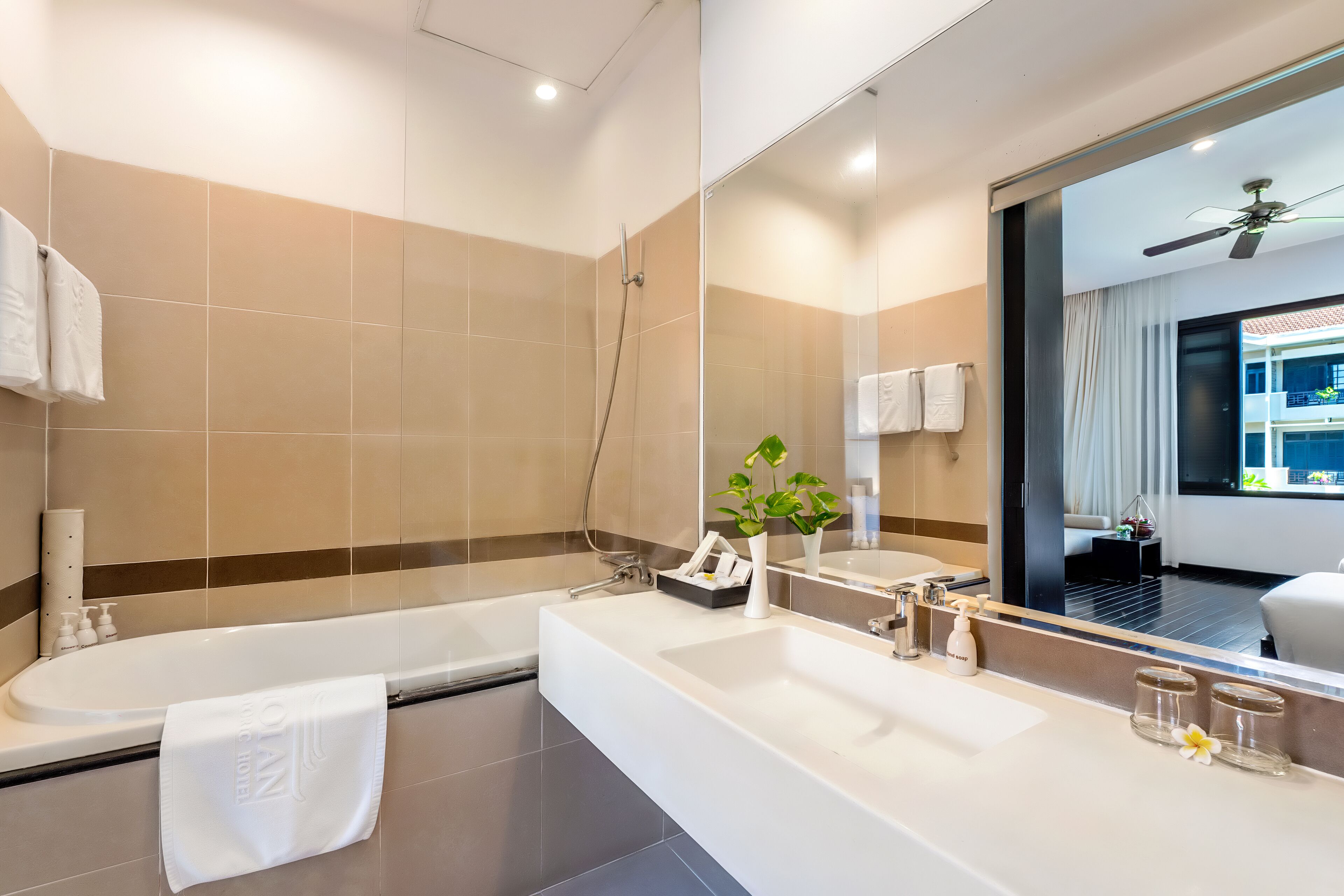junior suite, garden view, ground floor | bathroom | hair dryer, bathrobes, slippers, towels