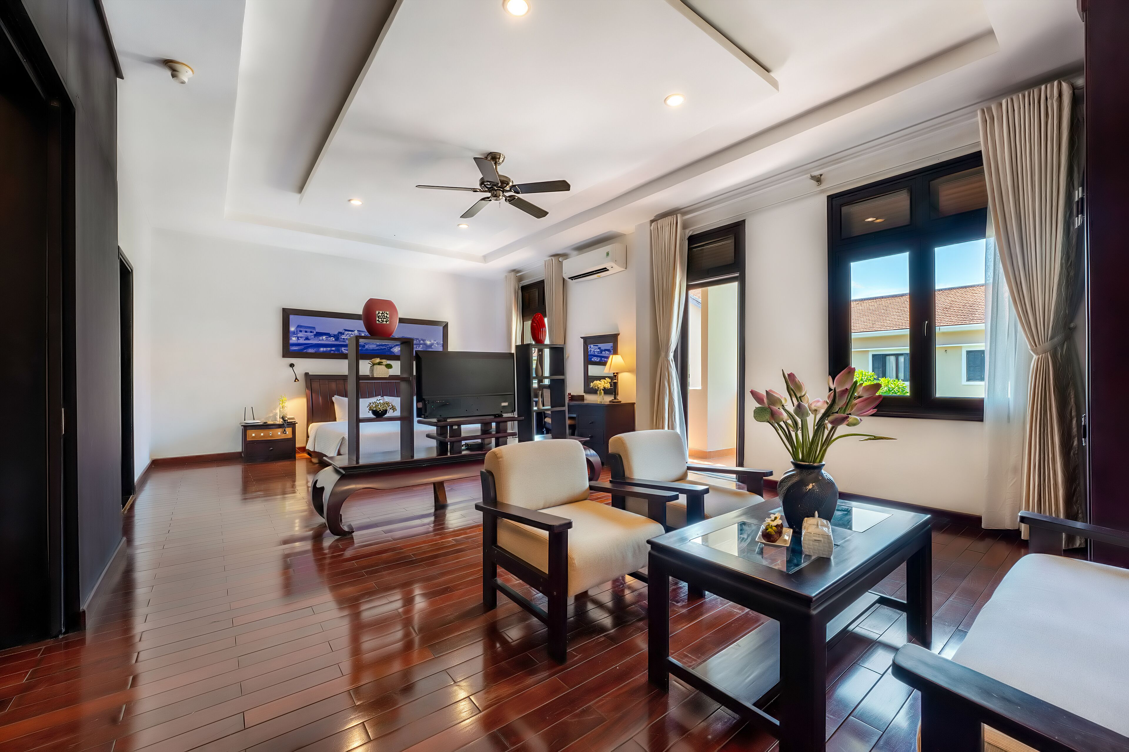 suite, 1 king bed, balcony, garden view | 1 bedroom, premium bedding, minibar, in-room safe