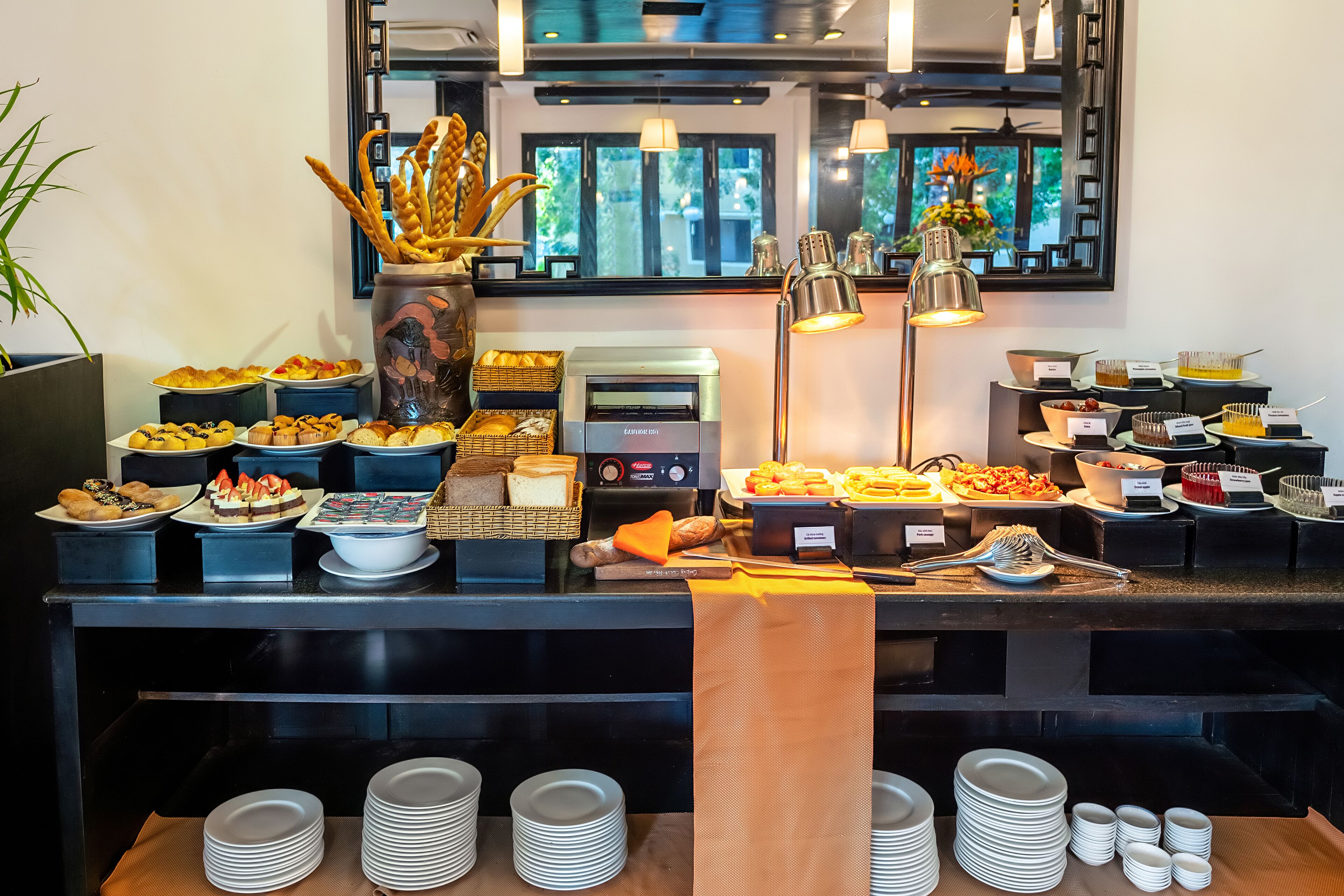 Un buffet proposant une variété de plats et une machine à café.