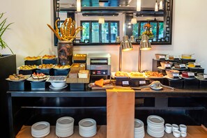 Breakfast buffet - Hoi An Historic Hotel (Da Nang)