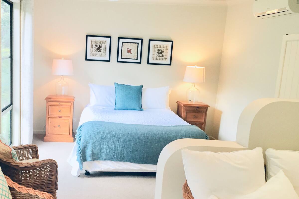 Estudio de lujo, 1 cama Queen size, acceso a la alberca, vista al lago | Ropa de cama de alta calidad y camas con pillow-top