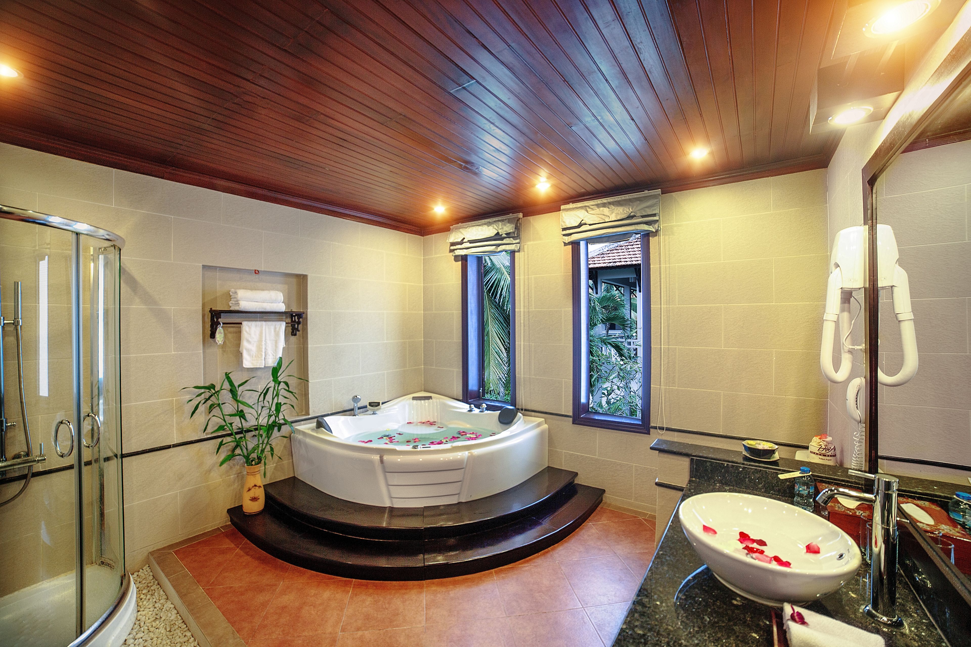 family suite, river view | bathroom | combined shower/bathtub, rainfall showerhead, designer toiletries