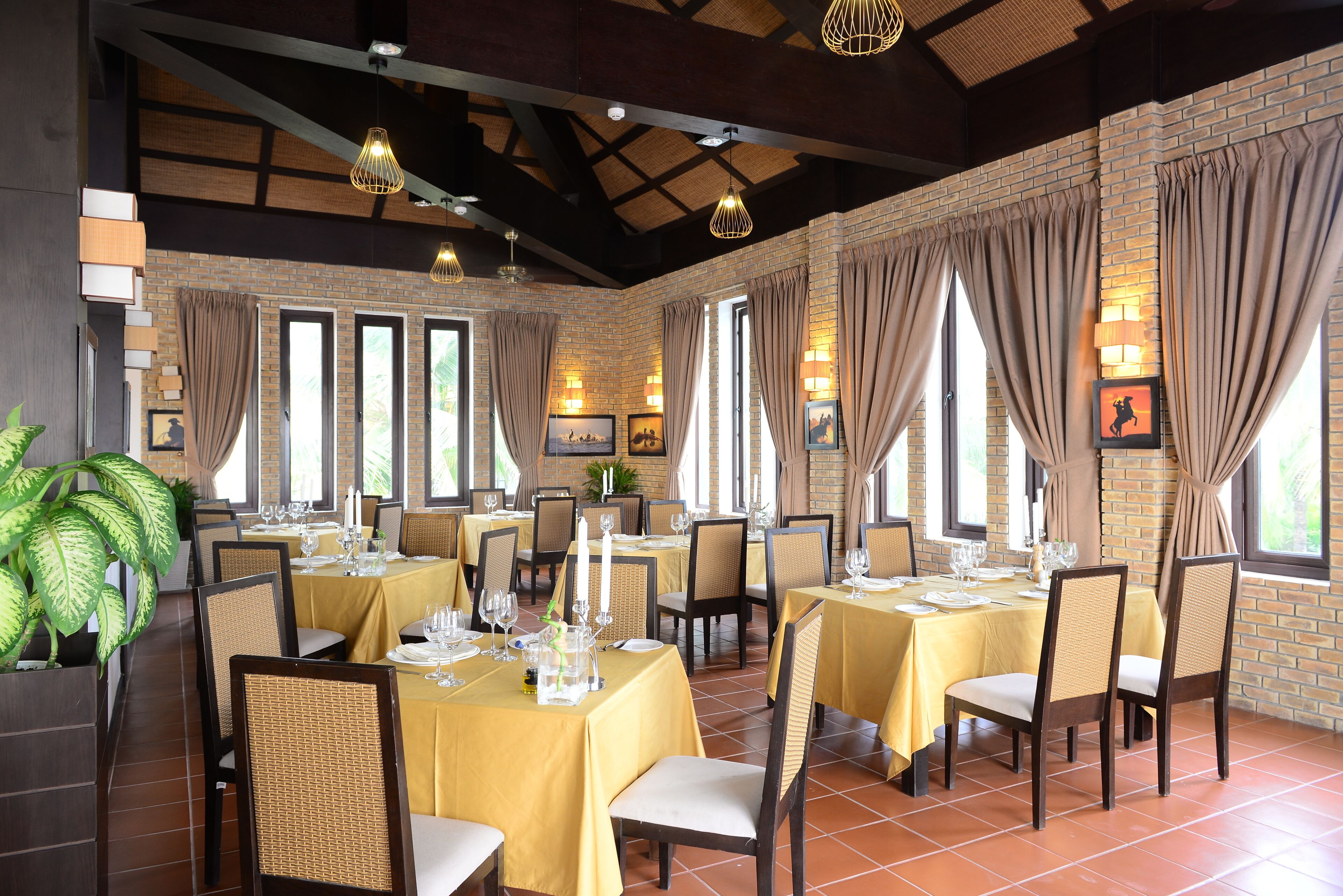 2 restaurants, breakfast served