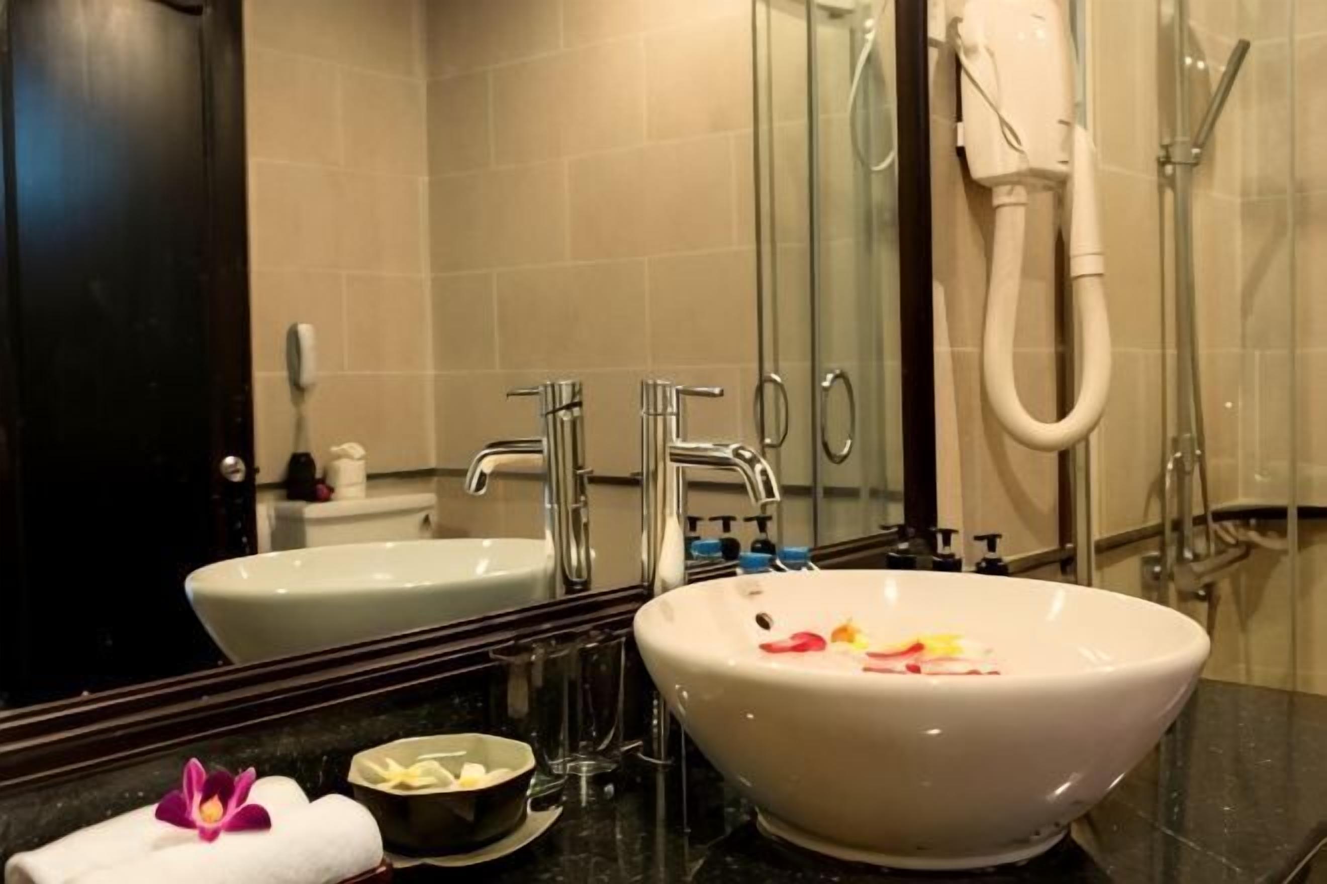 Kamar mandi | Kombinasi shower/bathtub dan pancuran hujan