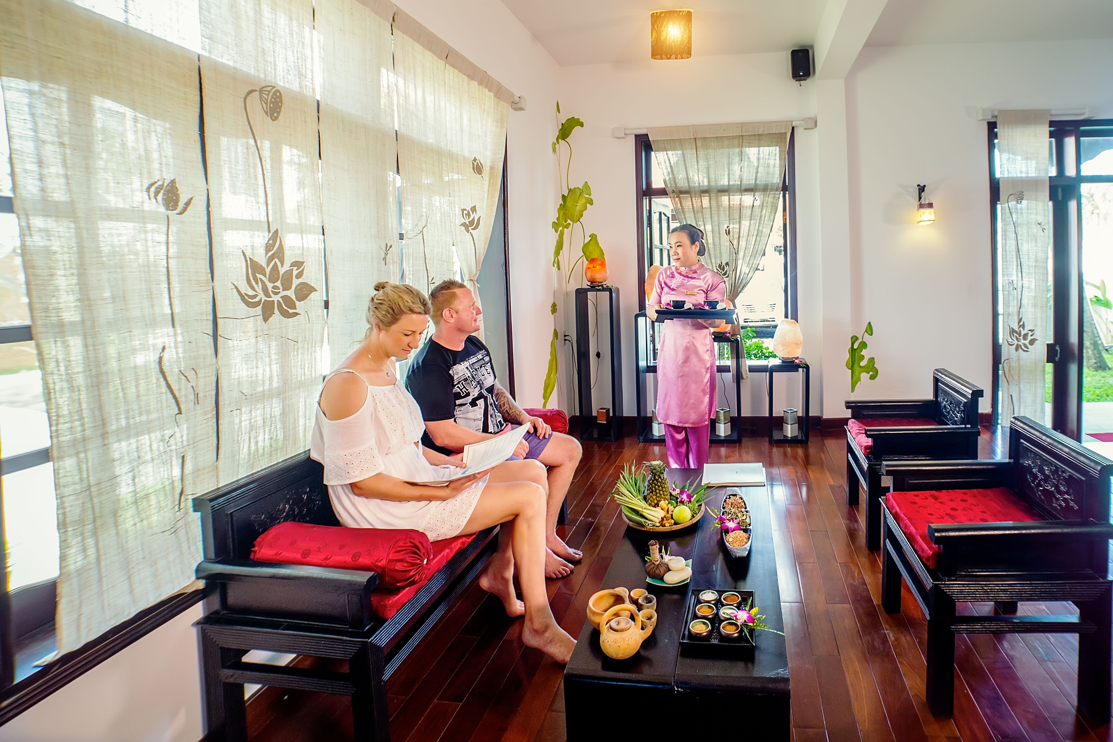 Salas de tratamiento para parejas, una bañera de hidromasaje