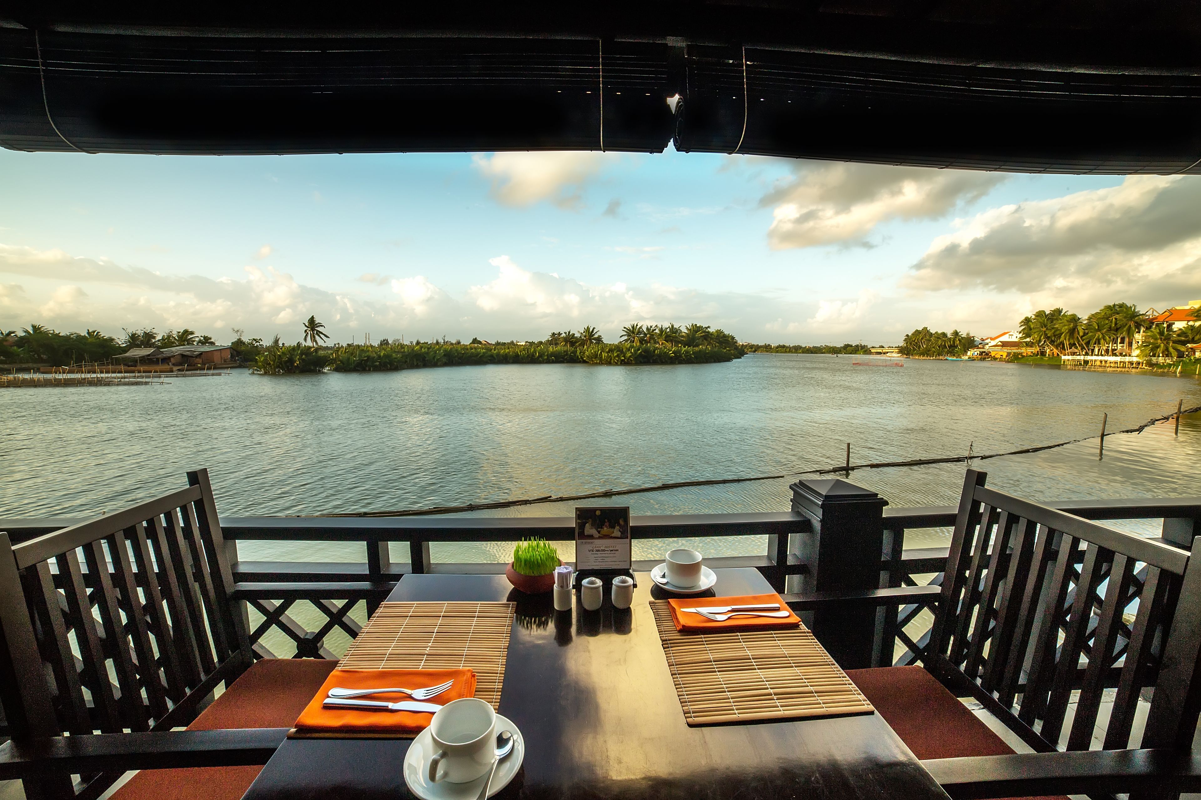 2 restaurants, breakfast served