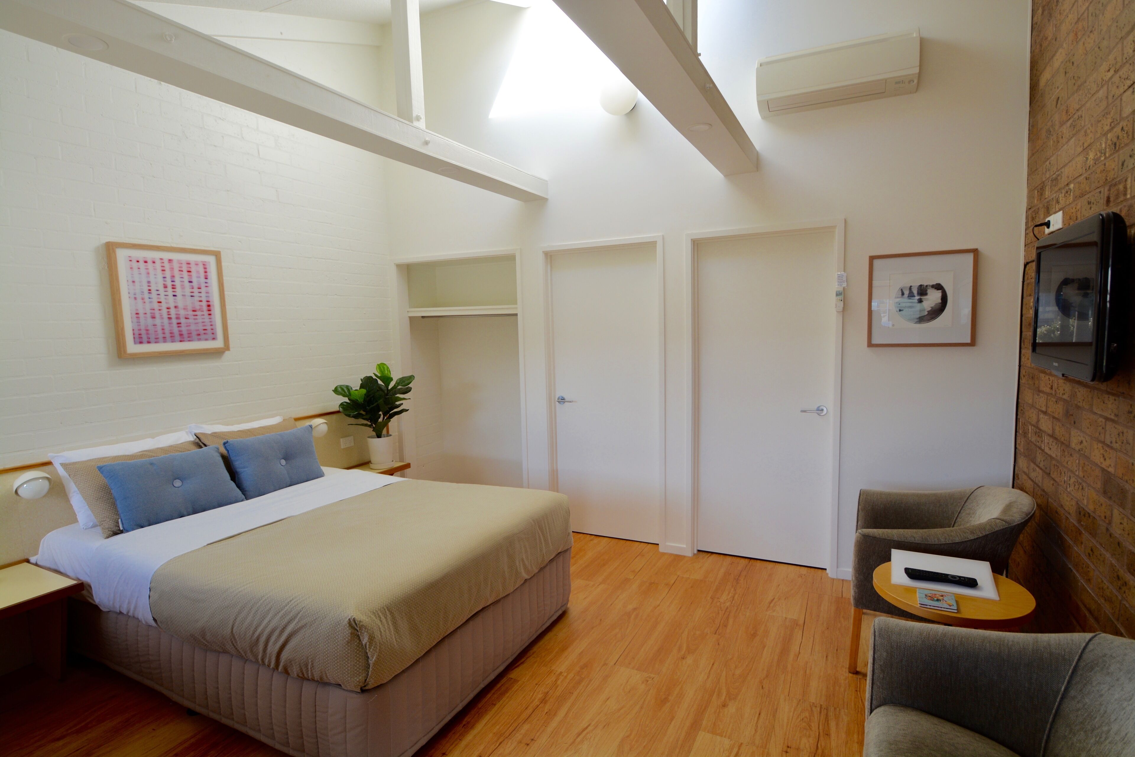 Standard Queen Room | Free WiFi, bed sheets