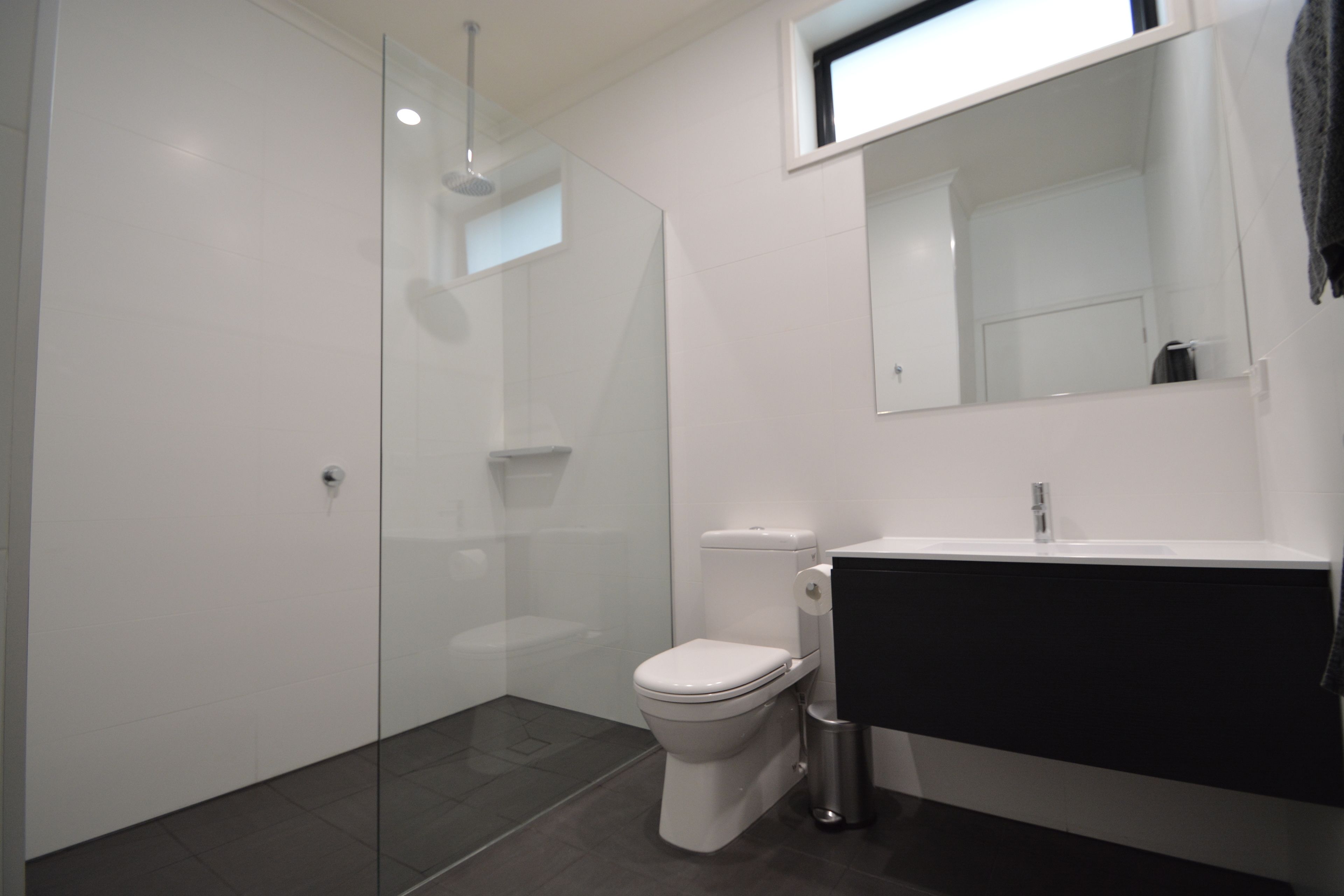 Chambre Supérieure avec lits jumeaux | Salle de bain | Douche, sèche-cheveux, serviettes fournies