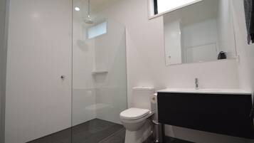 Chambre Supérieure avec lits jumeaux | Salle de bain | Douche, sÚche-cheveux, serviettes fournies