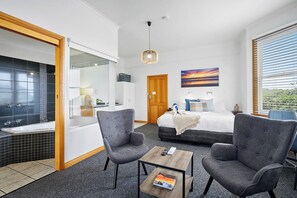 Suite | Free minibar items, desk, laptop workspace, iron/ironing board - Stanley Seaview Inn (Stanley)