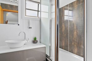 Three Bedroom Seaview Apartment | Bathroom | Shower, hair dryer, towels