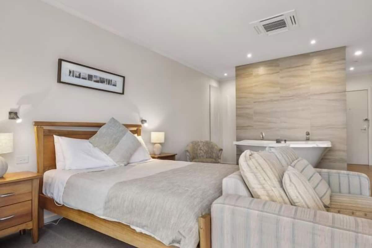 Minibar, cortines opaques, planxa i posts de planxar i wifi gratuïta 
