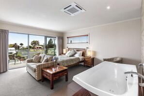 Bridge Suite | Minibar, blackout drapes, iron/ironing board, free WiFi - Captains At The Bay (Apollo Bay)