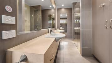 Kahden hengen deluxe-huone, 1 suuri parisänky | Kylpyhuone | Ympäristöystävälliset hygieniatuotteet, hiustenkuivaaja, kylpytakit