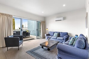 Three Bedroom Top Deck Apartment | Living area | 43-inch Smart TV with digital channels, Netflix, books - Captains At The Bay (Apollo Bay)