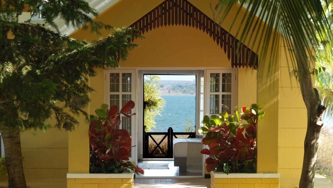 Waterfront Verandah | Minibar, in-room safe, desk, rollaway beds