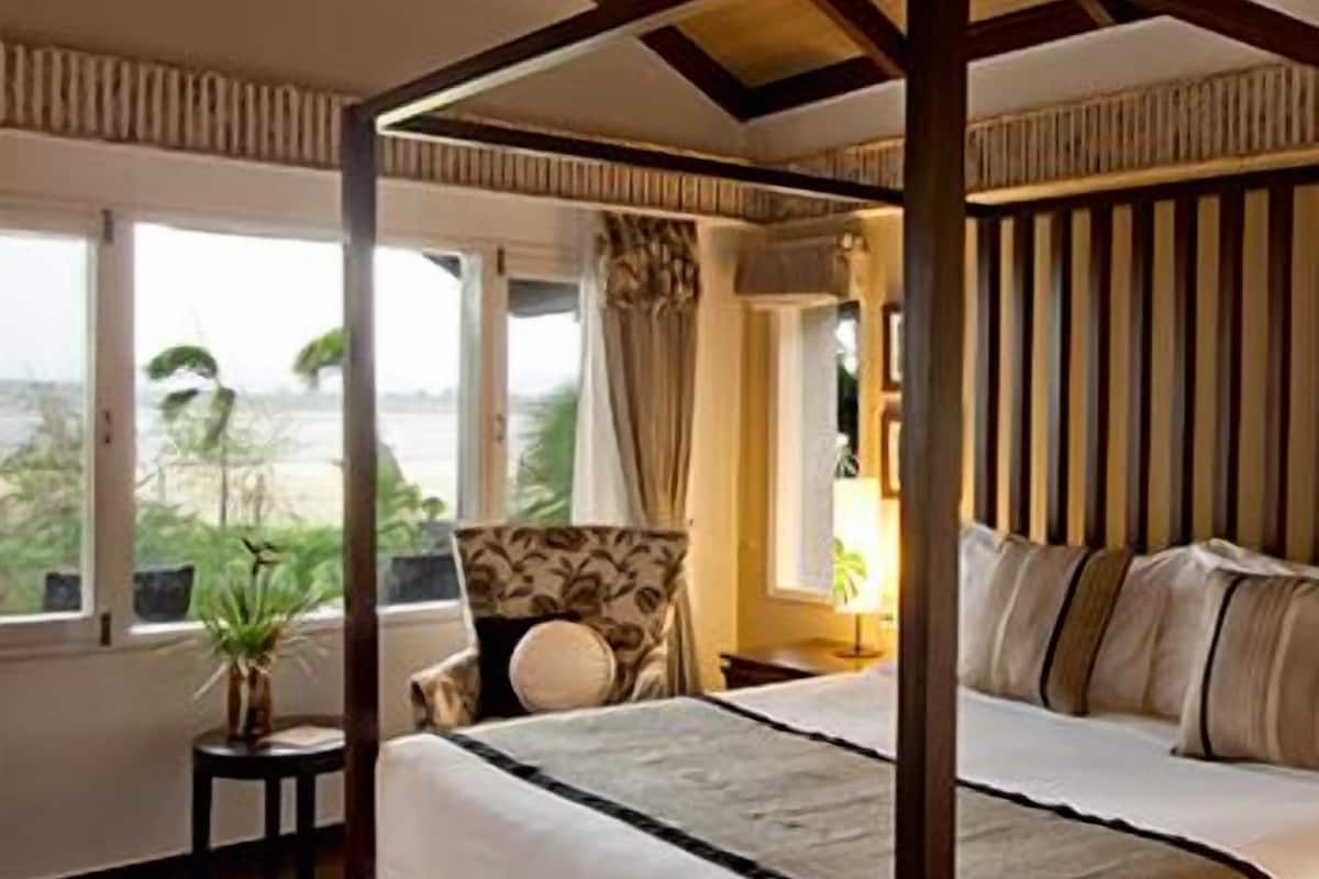 waterfront villa | minibar, in-room safe, desk, rollaway beds