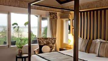 Waterfront Villa | Minibar, in-room safe, desk, rollaway beds