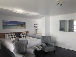 Standard Queen Room - Spa Bath | Laptop workspace, iron/ironing board, free WiFi, bed sheets - Swansea Motor Inn (Swansea)