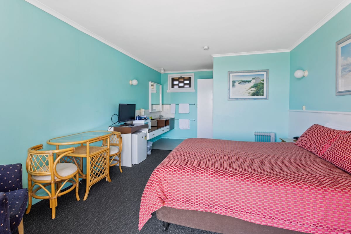 Standaard suite, 1 queensize bed | Een laptopwerkplek, een strijkplank/strijkijzer, gratis wifi, beddengoed