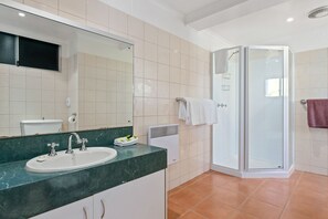 Bathroom - Swansea Motor Inn (Swansea)