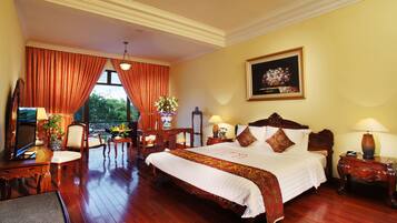 Executive Suite | Bar mini, peti besi dalam bilik, meja, ruang kerja komputer riba