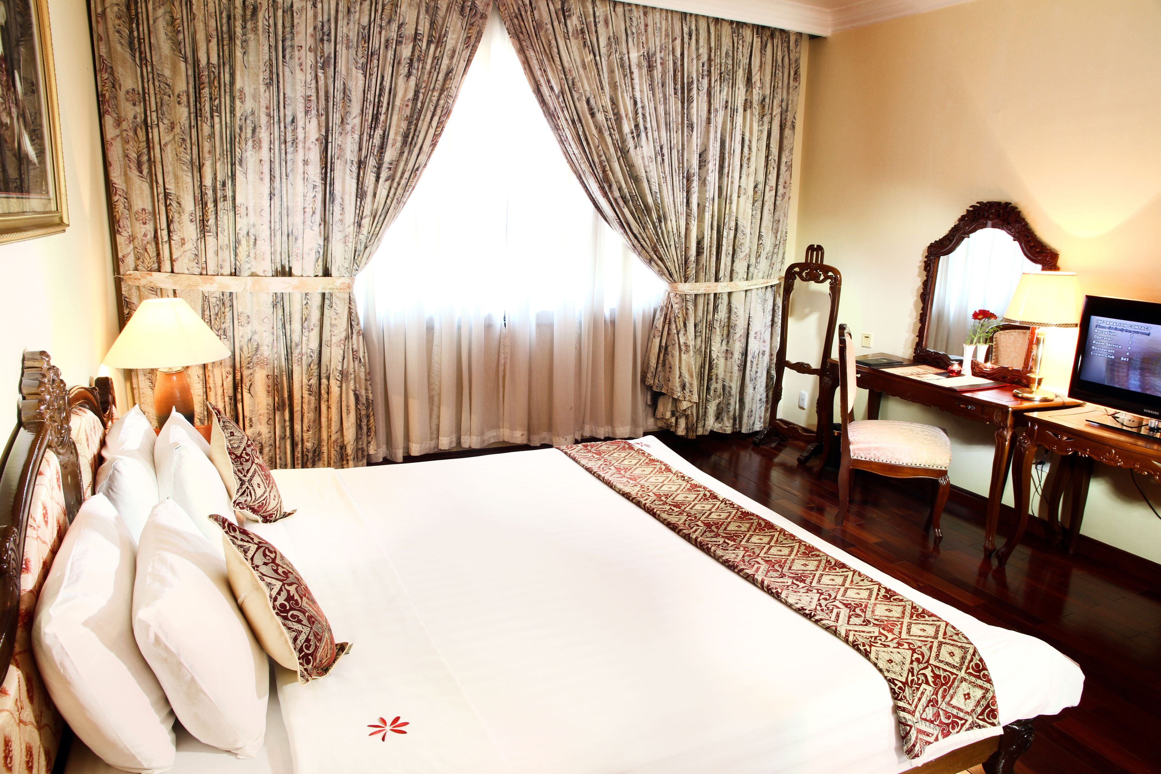 suite | minibar, in-room safe, desk, laptop workspace