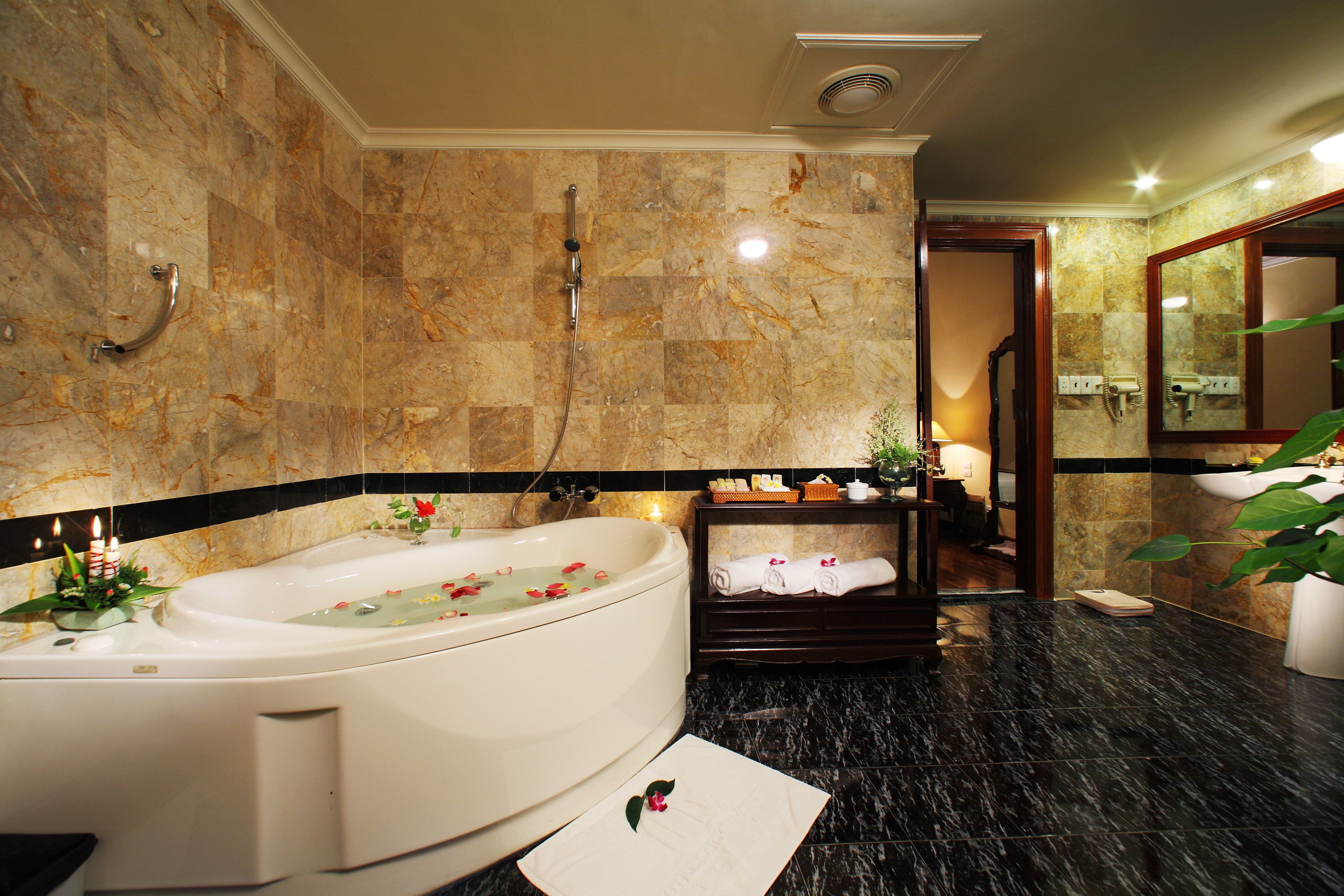 executive suite | bathroom | free toiletries, hair dryer, bathrobes, slippers