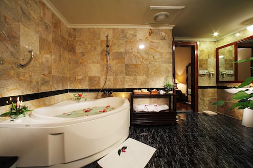 Executive Suite | Bathroom