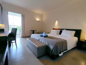 Dubbelrum eller tvåbäddsrum - utsikt mot trädgården | Allergitestade sängkläder, individuell inredning och unika möbler