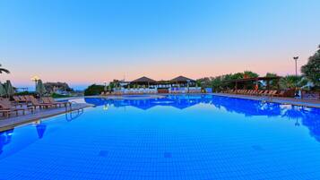 3 piscines couvertes, piscine extérieure (ouverte en saison)