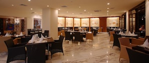 4 restaurants, breakfast, lunch, dinner served; Greek cuisine