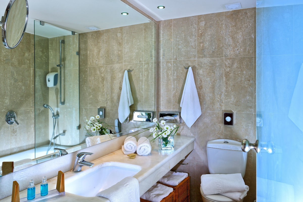 Amenidades de baño gratuitas, secadora de cabello, batas, pantuflas