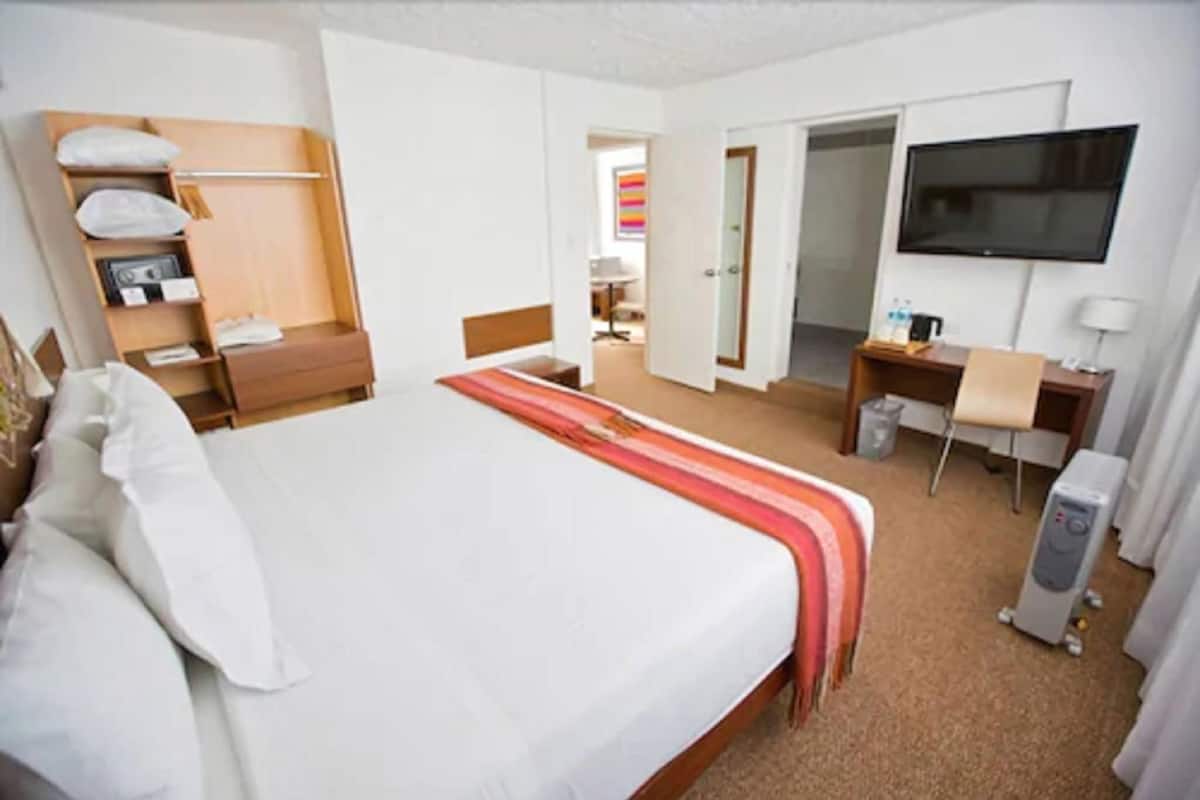 In-room safe, desk, WiFi (free), bed sheets