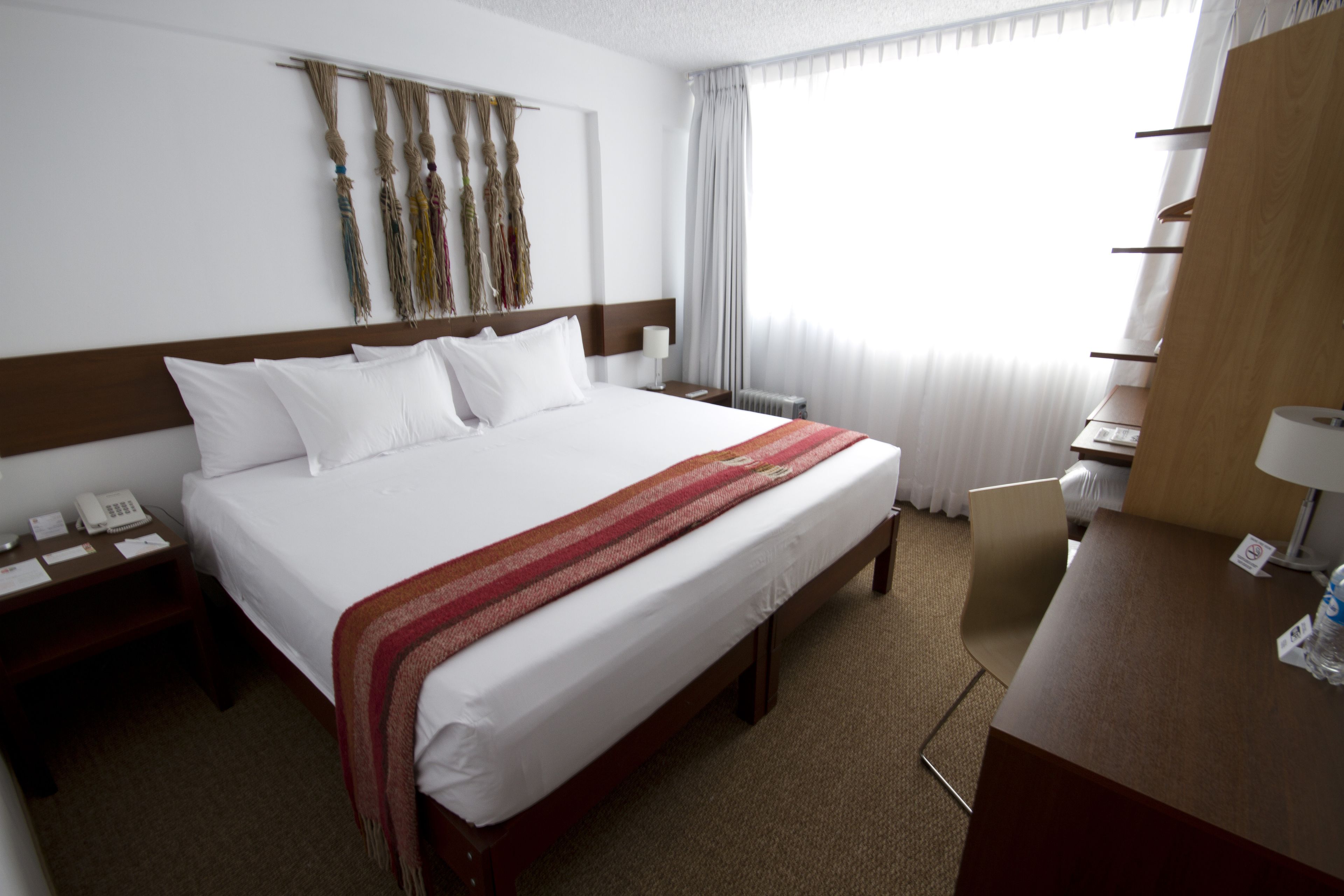 標準客房, 1 張加大雙人床 | 房內夾萬、書桌、免費 Wi-Fi、床單