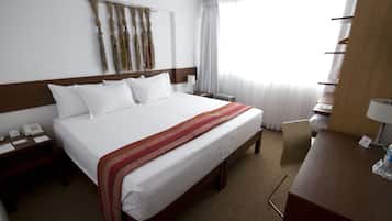 Rom – standard, 1 queensize-seng | Safe på rommet, skrivebord, wi-fi (inkludert) og sengetøy