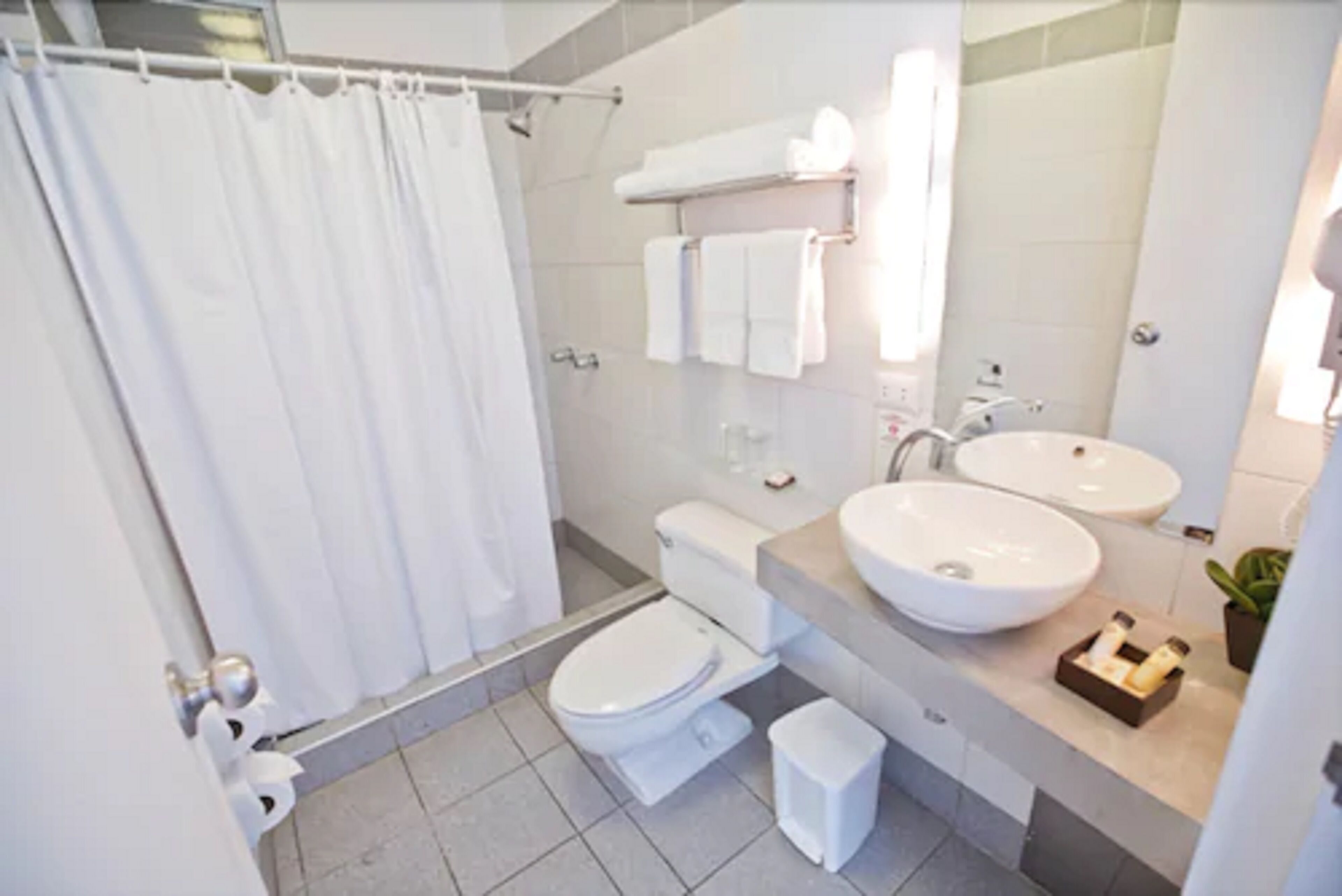 standard room, 1 queen bed | bathroom | shower, free toiletries, hair dryer, towels