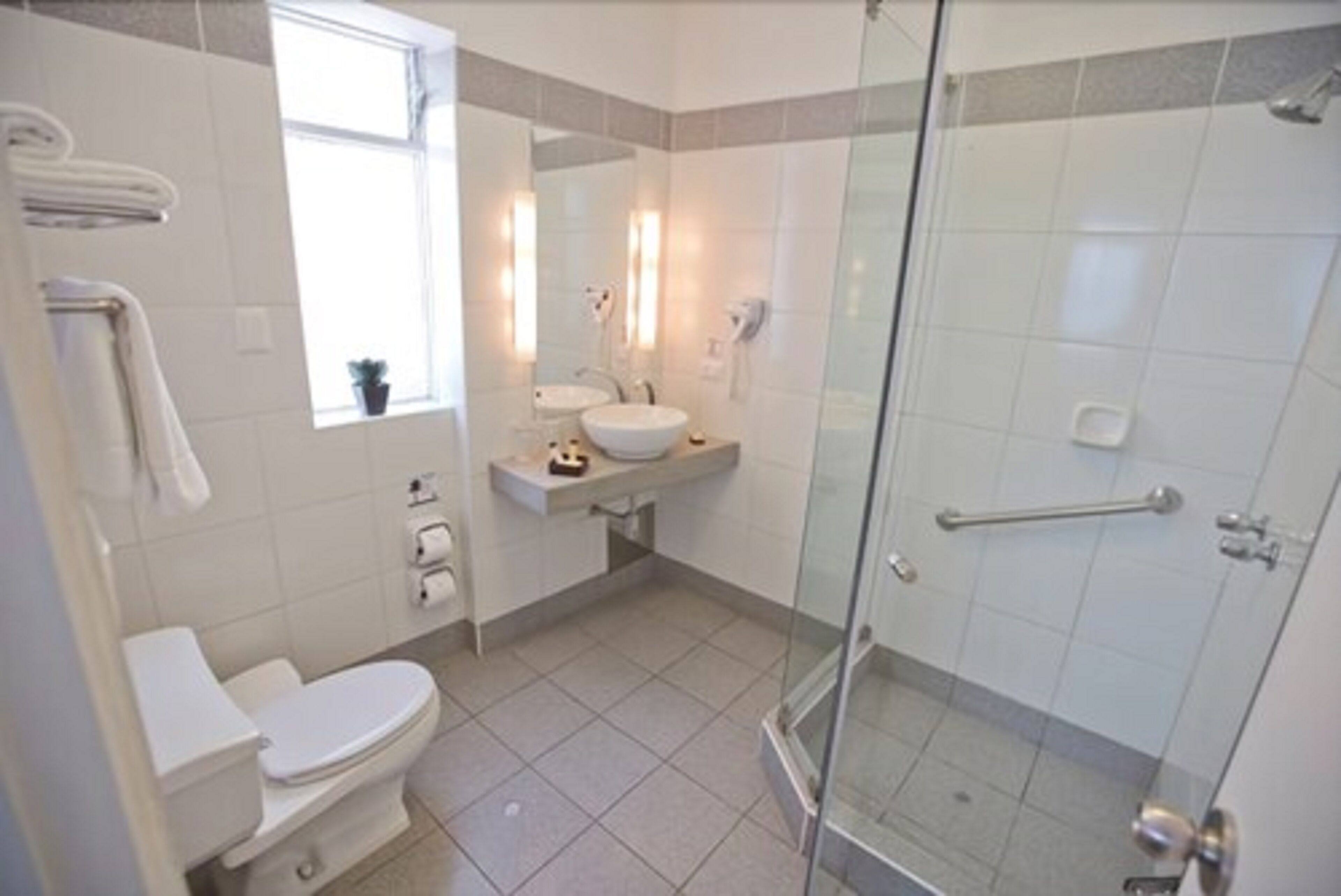 standard twin room | bathroom | shower, free toiletries, hair dryer, towels