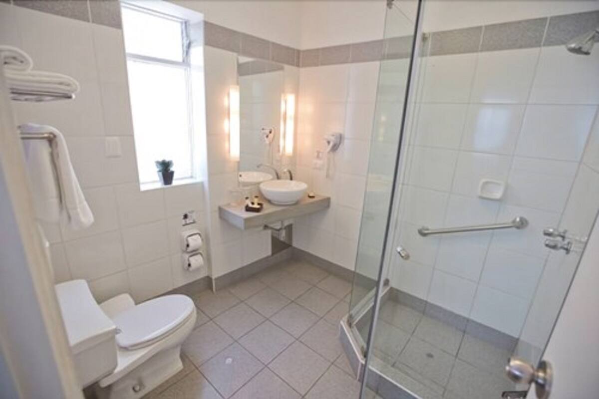 standard twin room | bathroom | shower, free toiletries, hair dryer, towels
