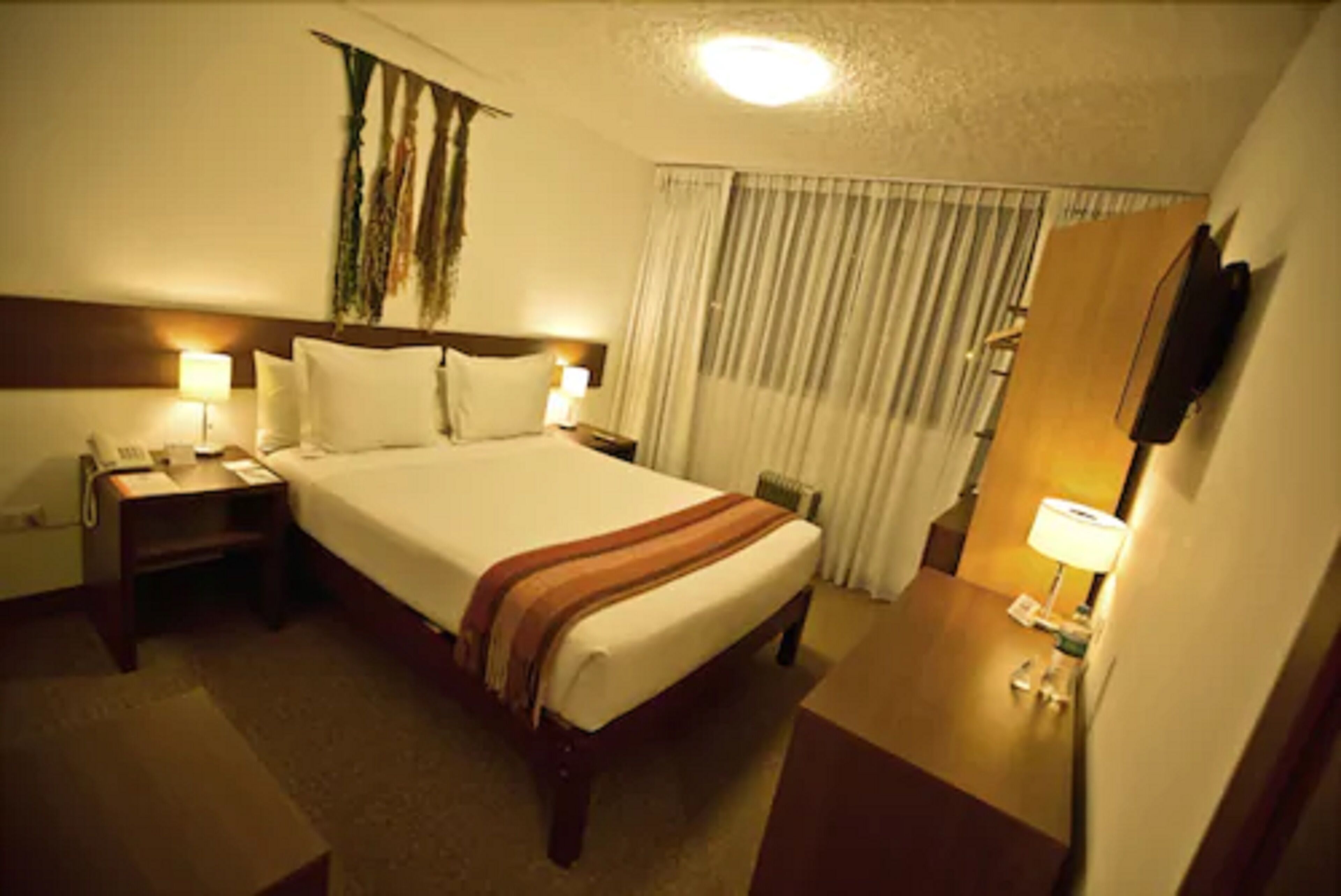 standard room, 1 queen bed | in-room safe, desk, free wifi, bed sheets