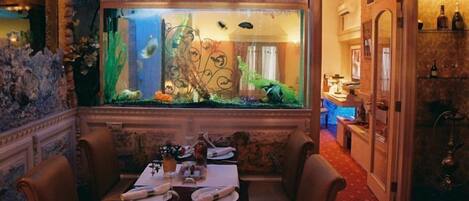 Serveert ontbijt, lunch en diner